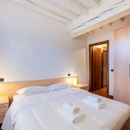 Guesthost - Piazza San Bartolomeo Bright&comfy X4 Apartman Parma
